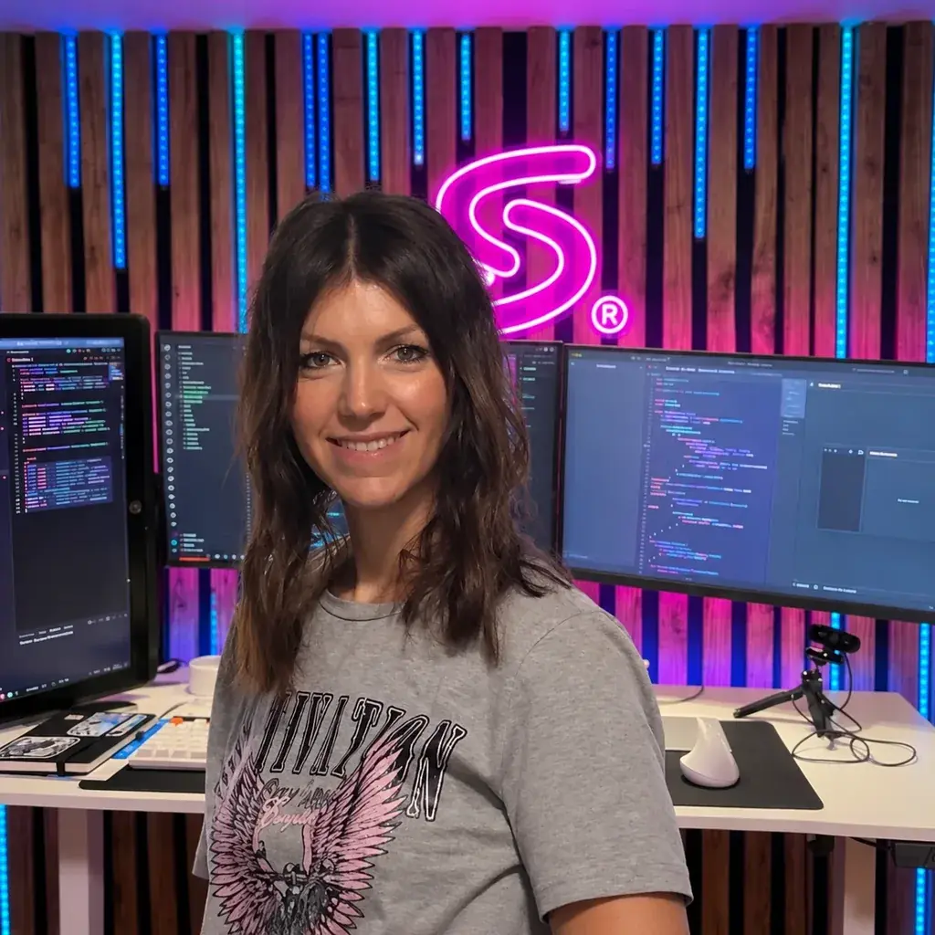 Sylvia en su estudio de diseño web en Alfajarín, con la S de neón de Sēn
