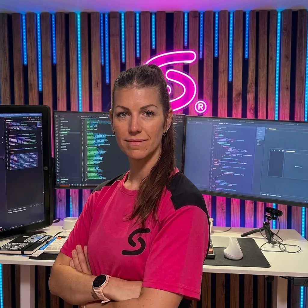 Sylvia, diseñadora de Sēn Studio, en su estudio